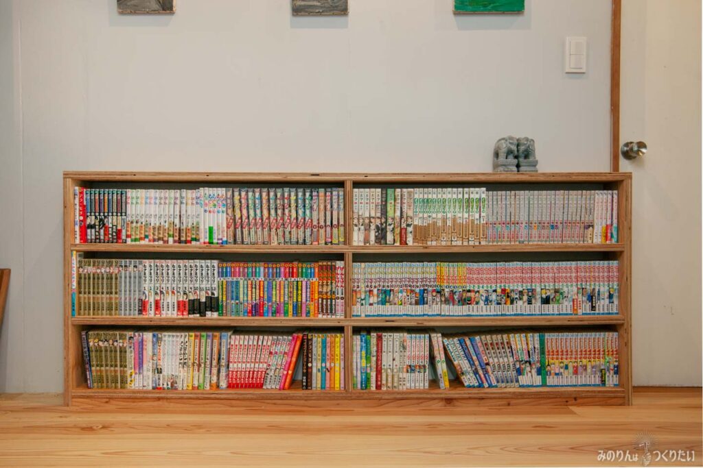 マンガにピッタリな薄型の本棚DIY